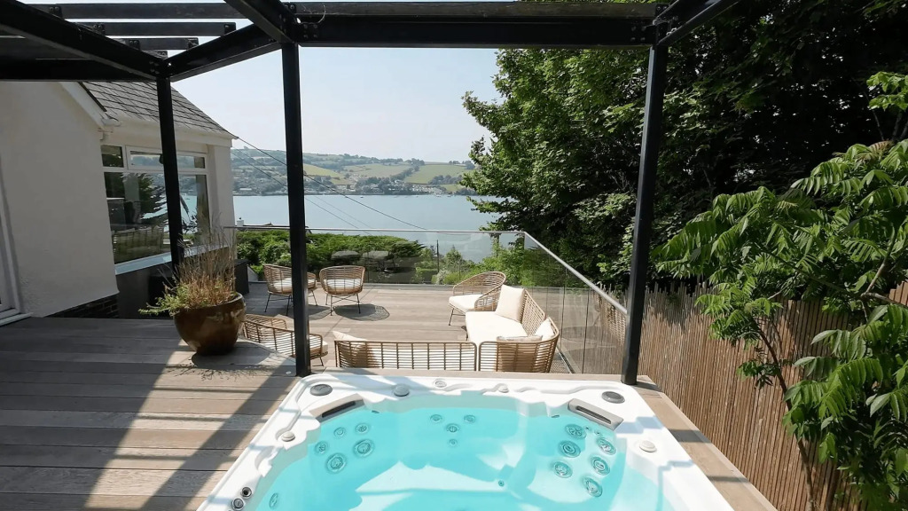 The Curlews - On sea Estuary With Hydrotherapy spa