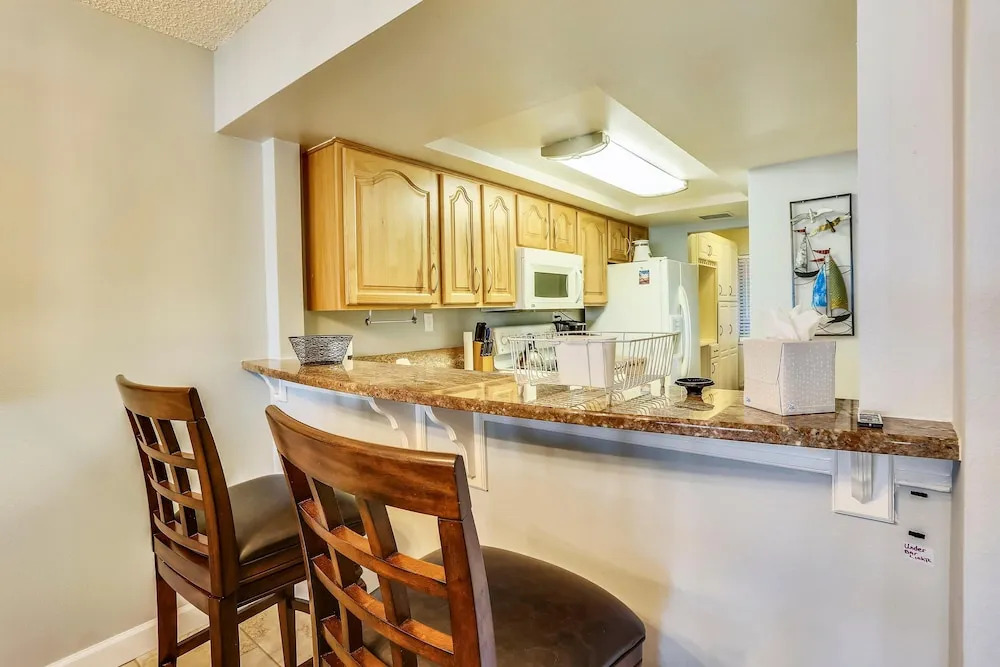 Land's End 403 Building 9 Nicely Updated / Beachfront Unit