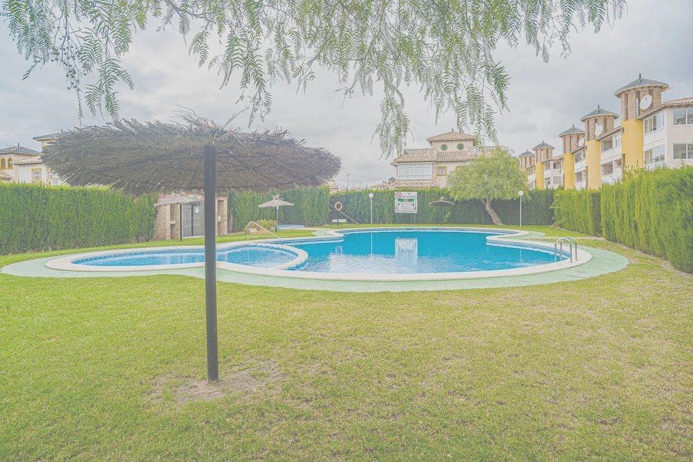 Beautiful 3-bed House With Communal Pool