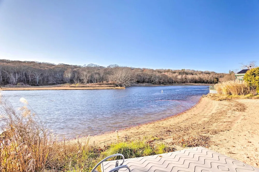 Cozy Coastal Cottage: 5 Mi to Narragansett Beach!