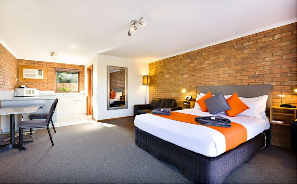 Statesman Motor Inn