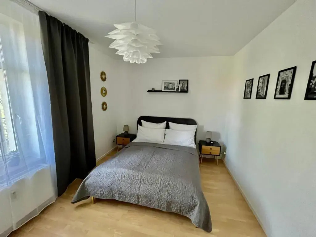 Purer Luxus mit 2 Schlafzimmern, Balkon und Privat-Parkplatz