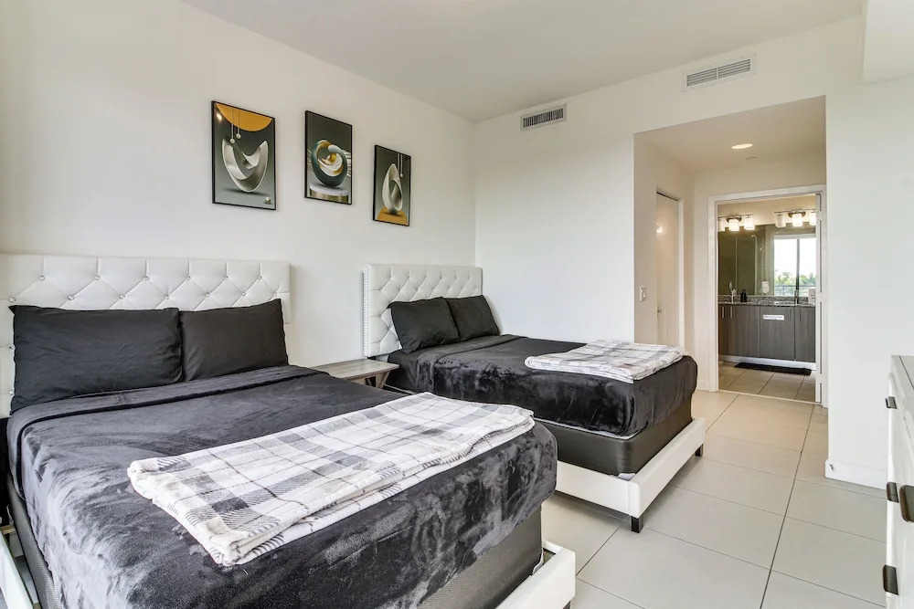Steps to Dtwn Doral Park: Modern Group Retreat