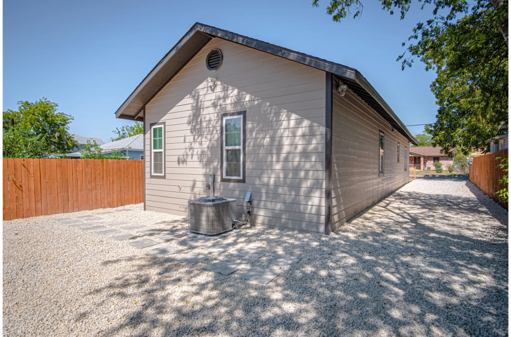 Delightfully Renovated 4 Br/2 BA Near DT Riverwalk