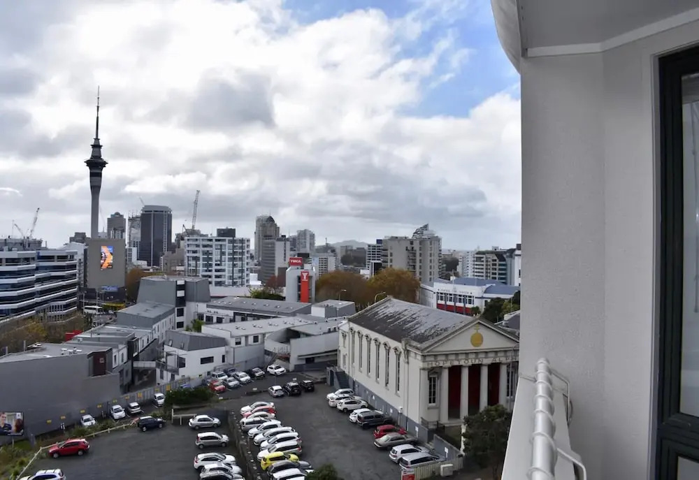 Spacious 1 Bedroom Apartment With City Views