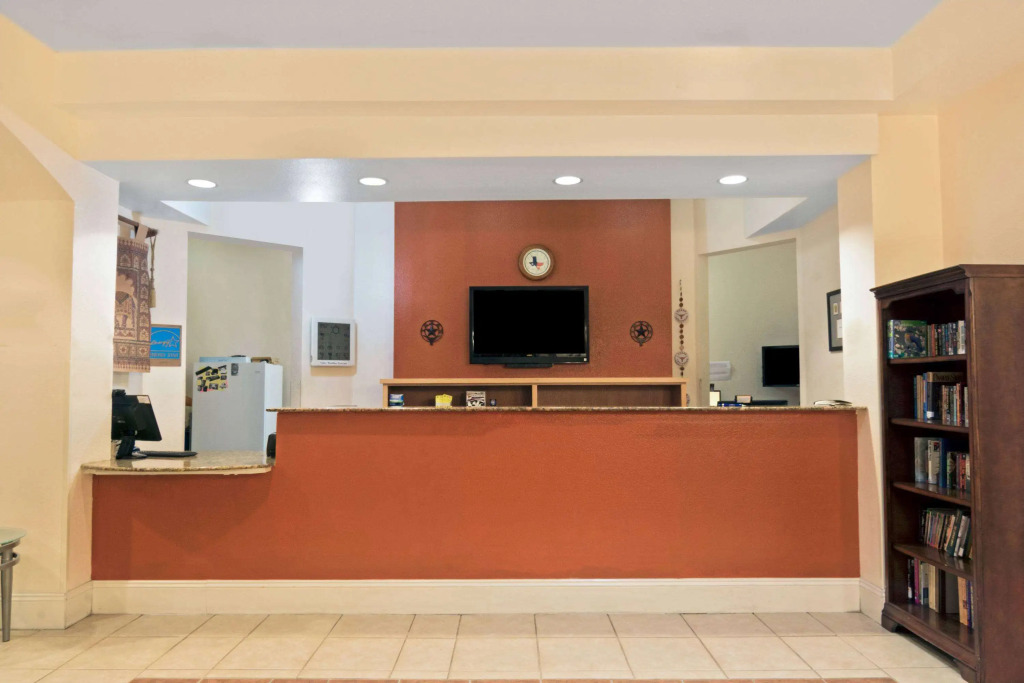 Super 8 by Wyndham Austin/Airport South