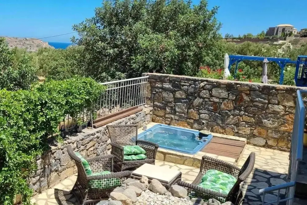 Plaka-sleeps4-parking-pool-hottub-seaviews