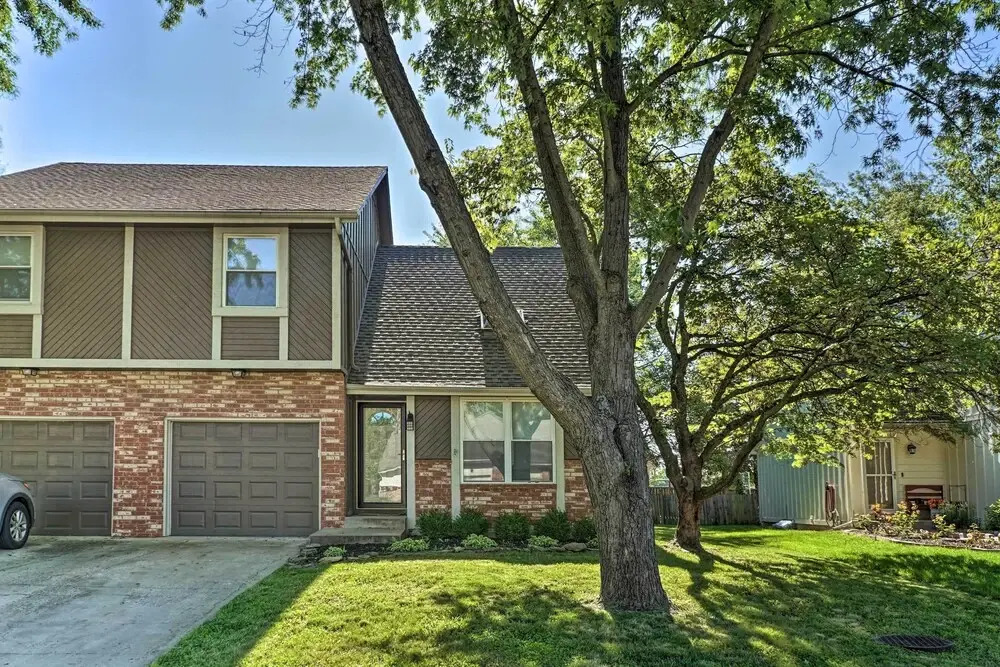Modern Townhome w/ Fireplace: Near Stoll Park