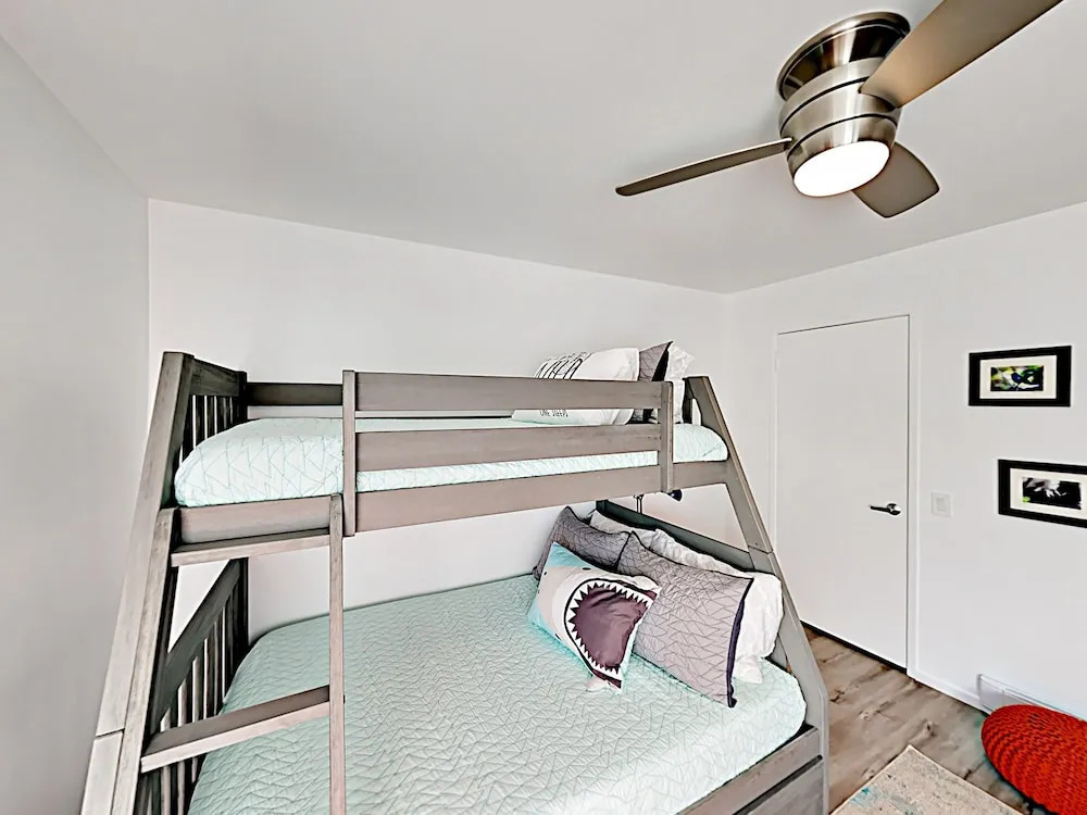 Modern Mountain-View Condo, 1 Block To Beach! Condo