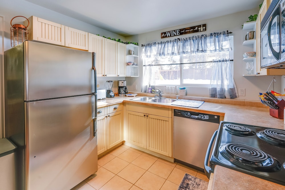 2 Mi to Dtwn: Cozy Getaway in Fairbanks!