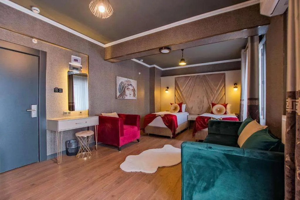 Moonday Hotel