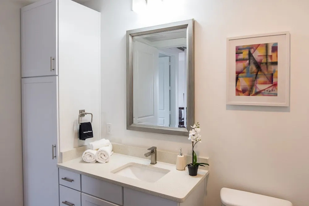 1 BR Uptown Apt close to shopping by Frontdesk