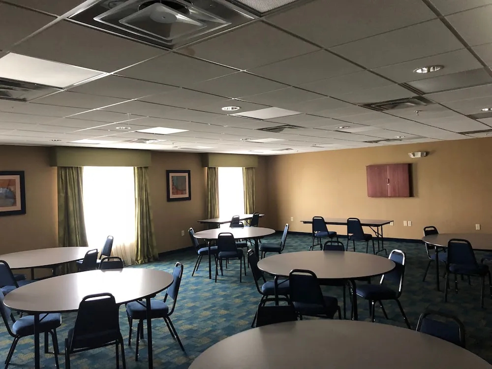 Countryview Inn & Suites