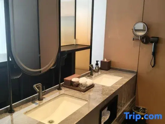 Hanyue Hotel, Guanghan Cultural and Sports Center Location