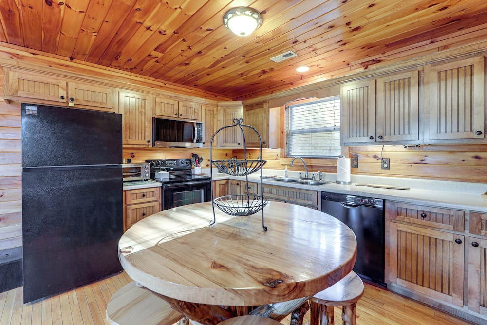 Mtn-view Getaway w/ Lake Access in Whittier!