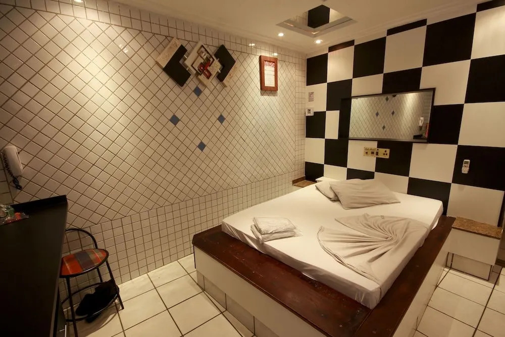 Bob Motel