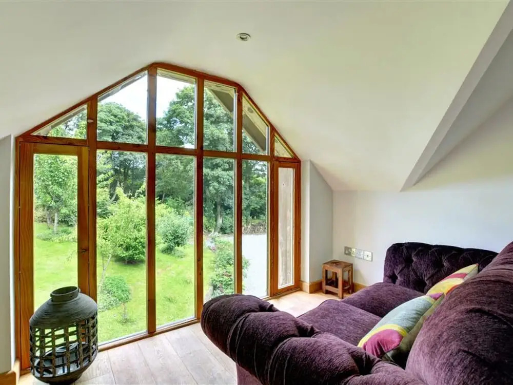 Bright Holiday Home in Saint Kew With Fireplace