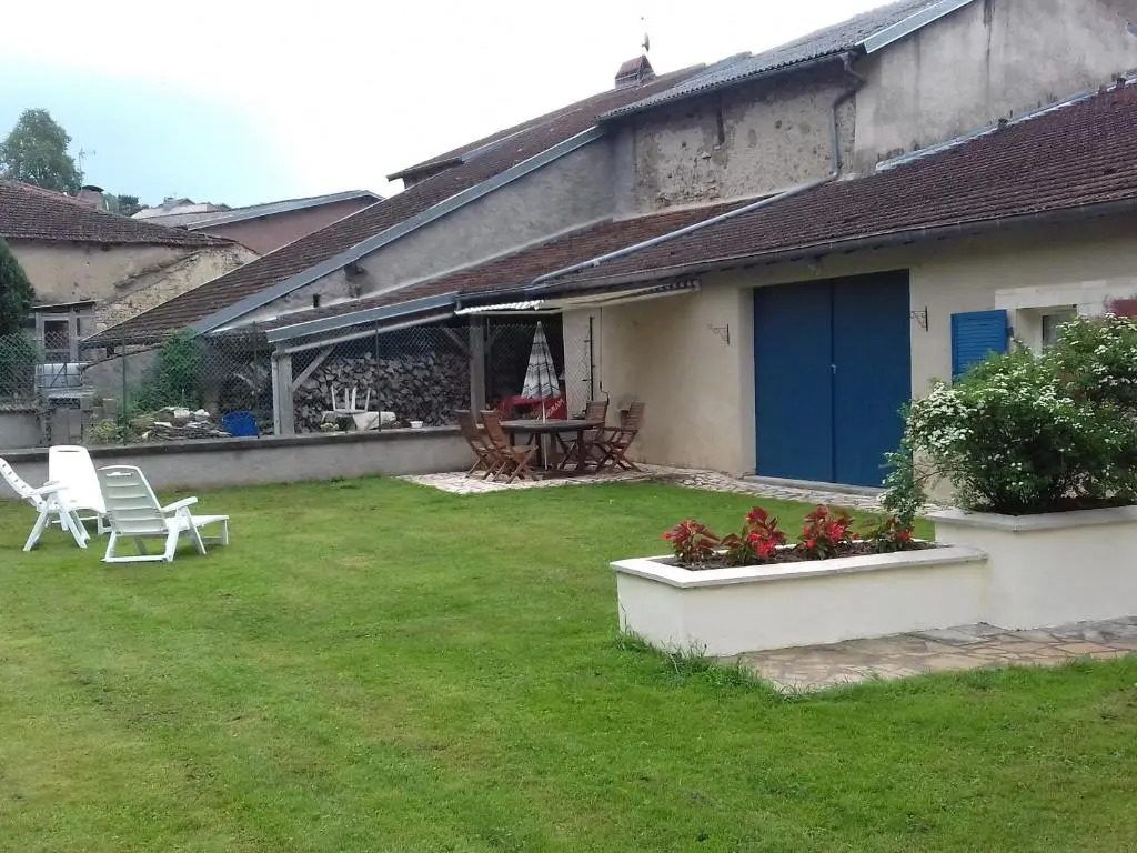 Gîte Authentique à Isches avec Cheminée, Terrain Clos, Proche Thermes et Activités Culturelles - FR-1-589-116