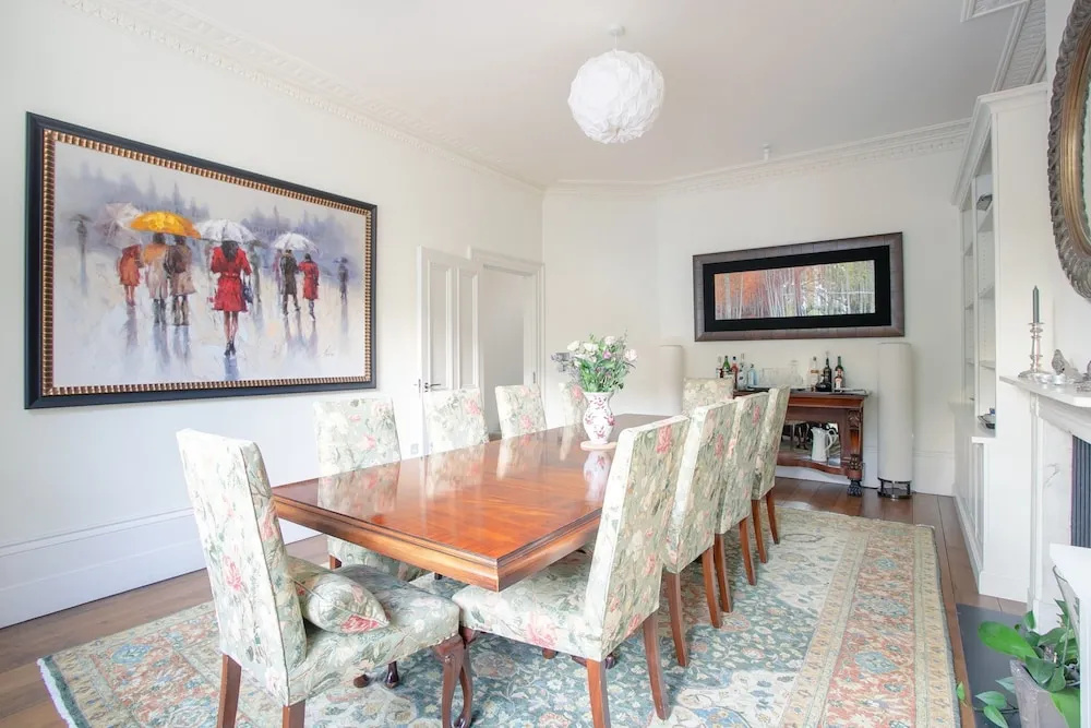 3 Bedroom Family House In Regents Park