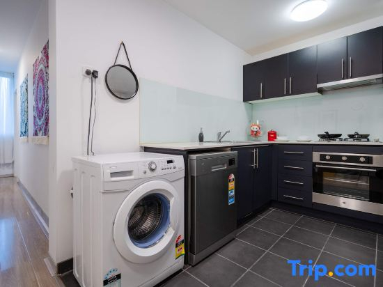 Brunswick 1BR: City & Comfort w/ Free Parking