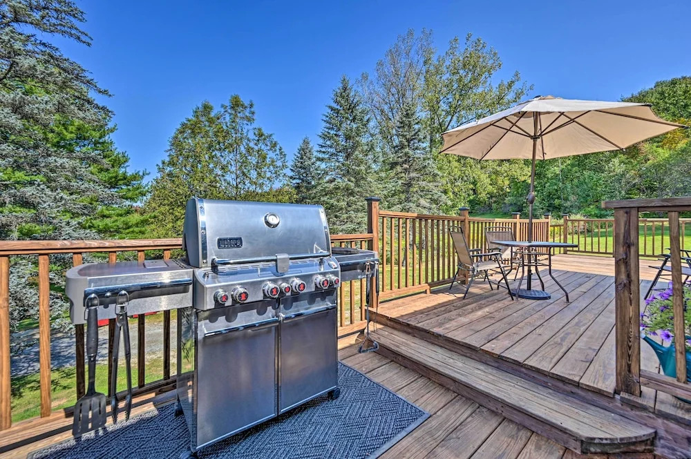 Cozy Apt w/ Hot Tub & Deck, 10 Mi to Stowe Resort!