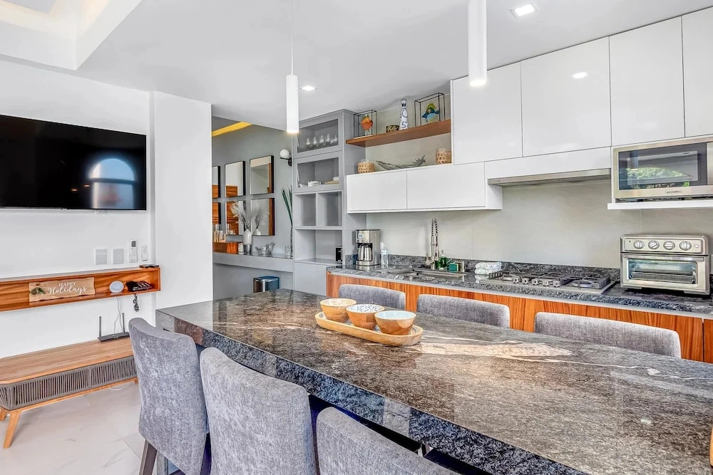 Charming Beach Apartment With Pool and Beach Access, Full Kitchen and Wifi