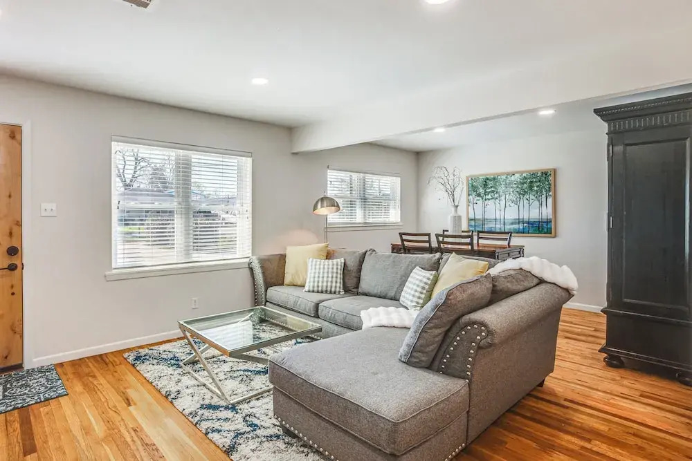 Pet-friendly Tomball Cottage: Steps to Downtown!