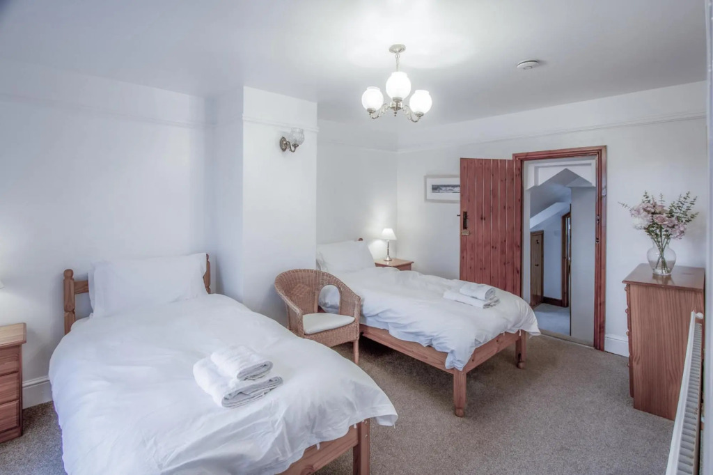 Stormy Castle - 6 Bedroom Sleeps 14 - Llangennith