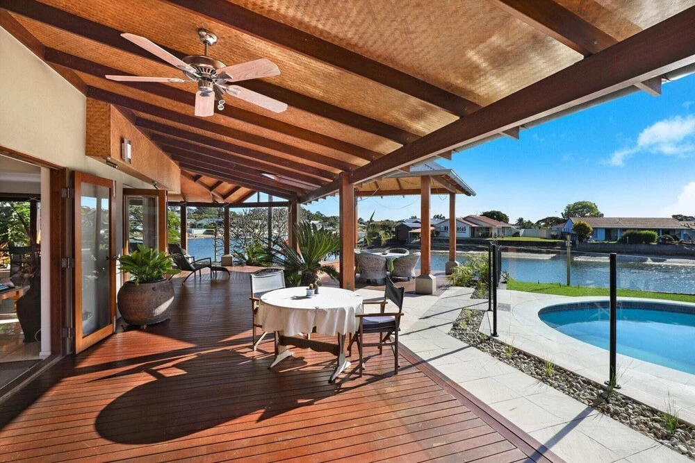 Schman55-Waterfront, Resort-Style Entertainer