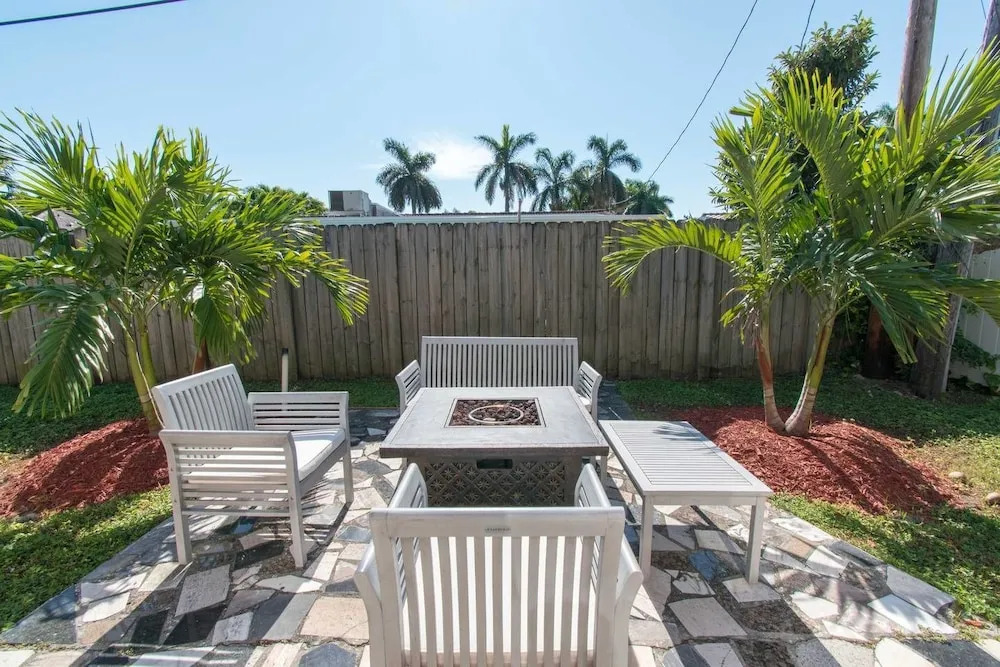Comfortable Luxurious Home with Hot Tub, Near the Beach