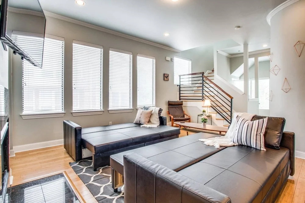 Grand Oak Lawn Town Home