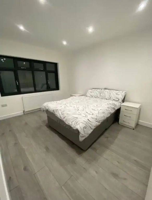 2 bed Sunny London Apartment - Sleeps 4 & Parking