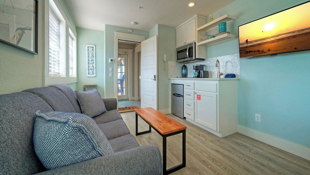 Dolphin at Trout Street Queen Suite w/ Kitchenette Marina-front + Patio