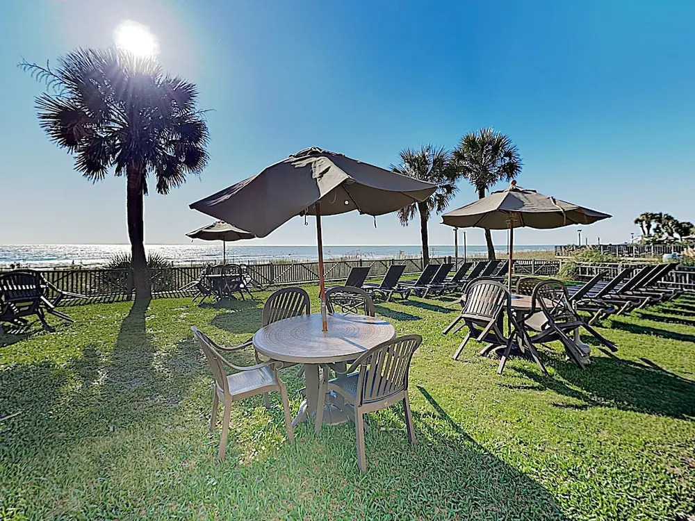 Ground-level Oceanfront W/ Pools & Hot Tubs 1 Bedroom Condo