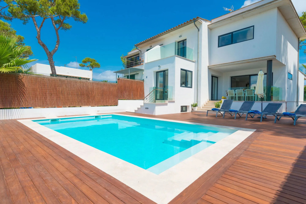 Villa Casa Marian for 8 with swimming pool, garden and close to beach