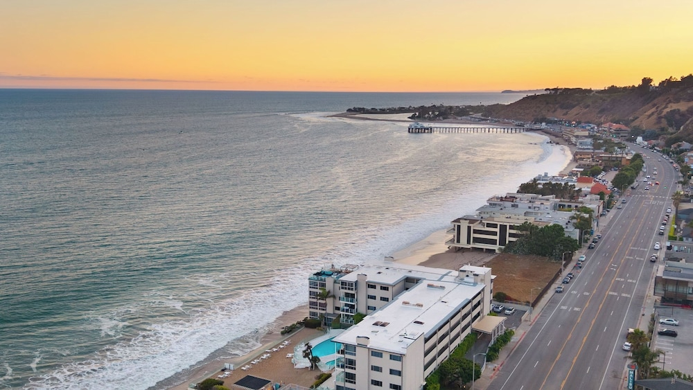 Oceanfront Gem w/ Balcony, Pool, Hot Tub & Carbon Beach Access Bluewater Haven by Avantstay