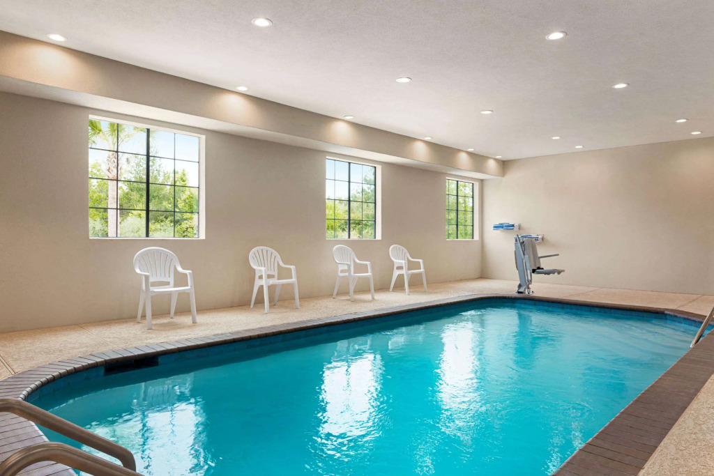 Days Inn & Suites by Wyndham Tomball Houston NW