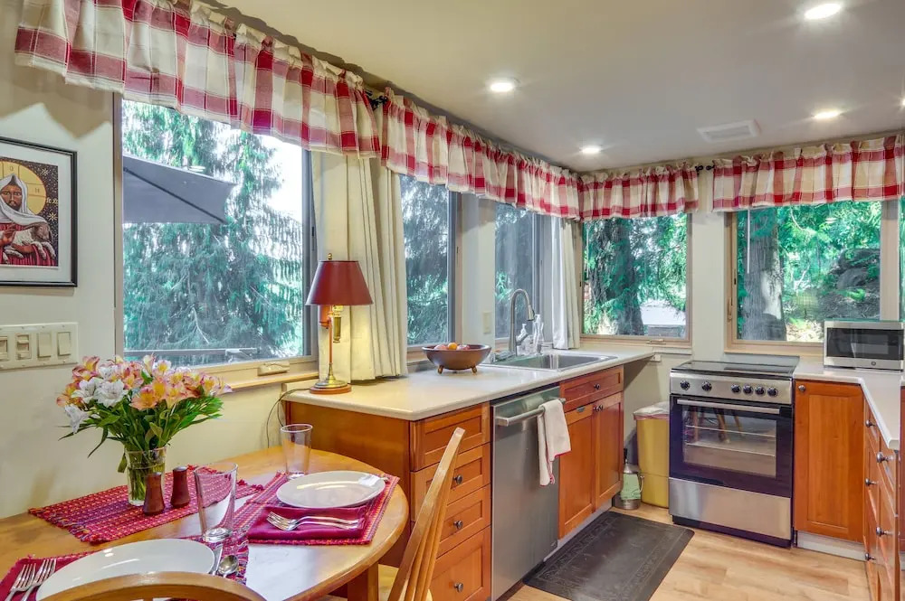 Lakefront Snohomish Cottage w/ Private Dock!