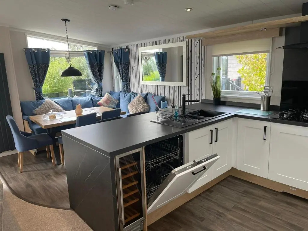 Indulgence Lakeside Lodge i3 with hot tub, private fishing peg situated at Tattershall Lakes Country Park