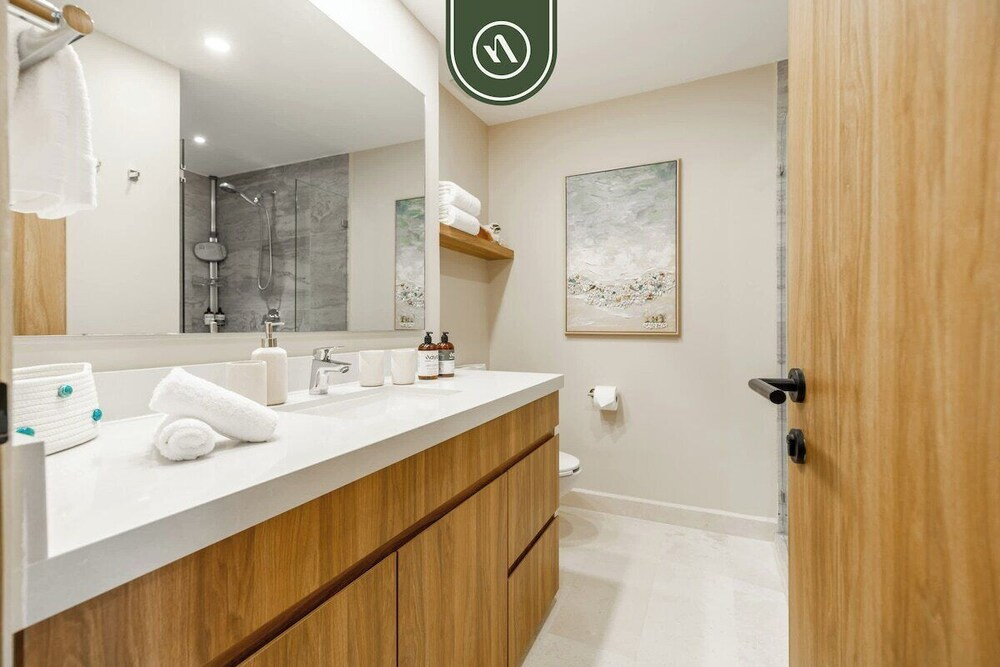 Elegant 1 BR Condo - Beachfront - Pools - King