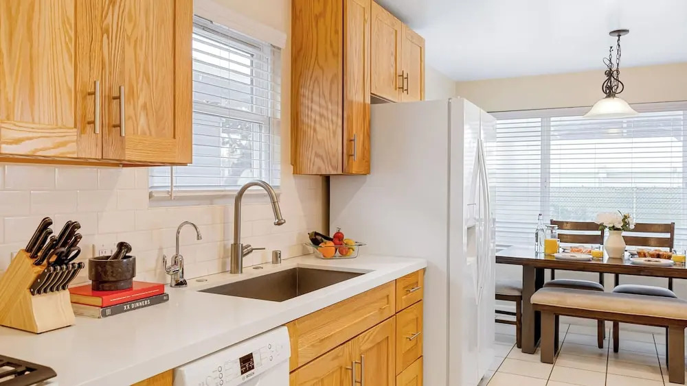 Sunny Venice Beach Home With Open Living & Walkability to Abbot Kinney Venice Drift by Avantstay