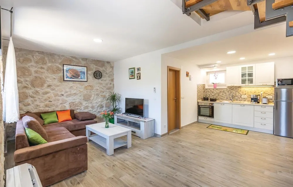 Awesome Home In Ploce With Jacuzzi