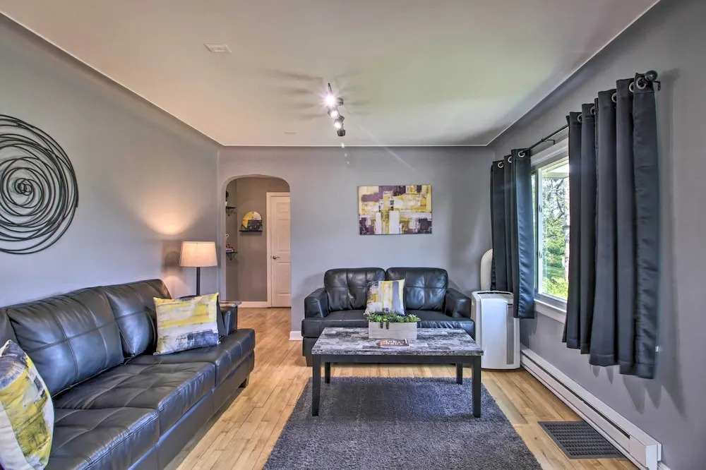 Cozy Getaway: 5 Miles to Duluth & Lake Superior!