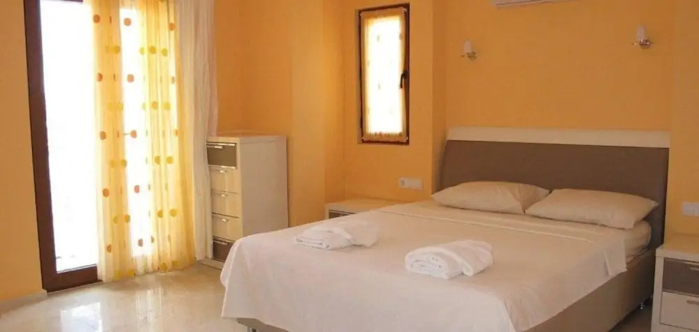 Villa LMP1 by JoyLettings