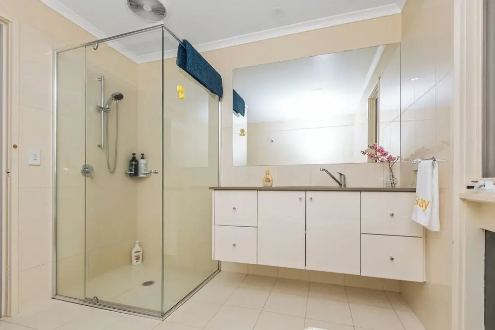 Stylish Retreat at Wheelers Hill 5BRM
