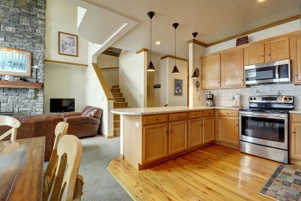 Er9 Elk Run 4 Bd 4.5 Ba 4 Bedroom Townhouse by RedAwning