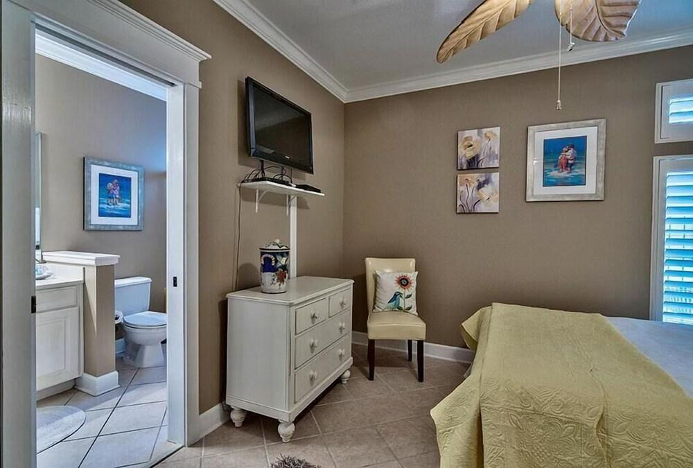 Emerald Enchantment 4 Bedroom Holiday Home by Five Star Properties