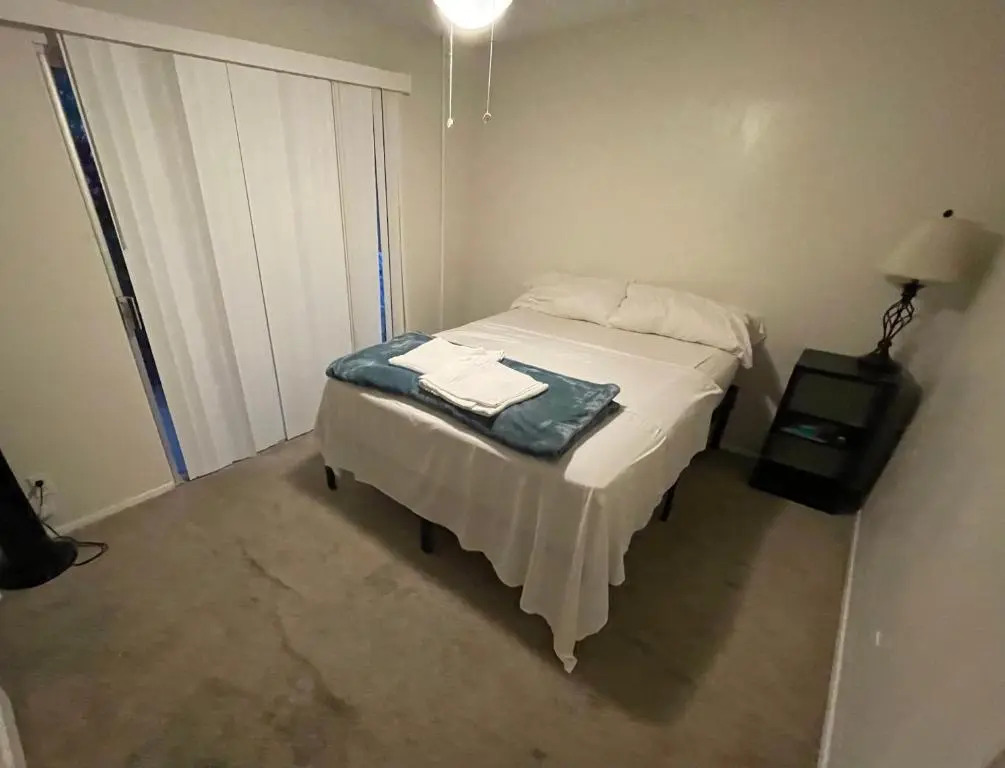 Private Queen bedroom Shared Apartment in Kona near shoreline town