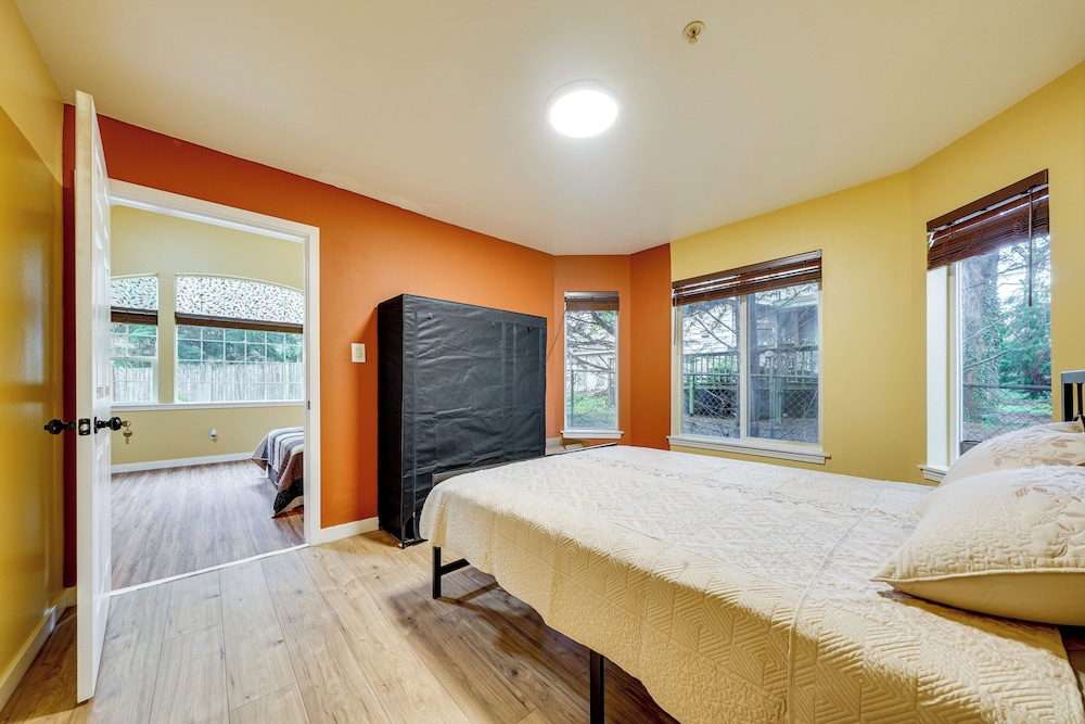 Pet-friendly Seatac Retreat 6 Mi to Puget Sound!