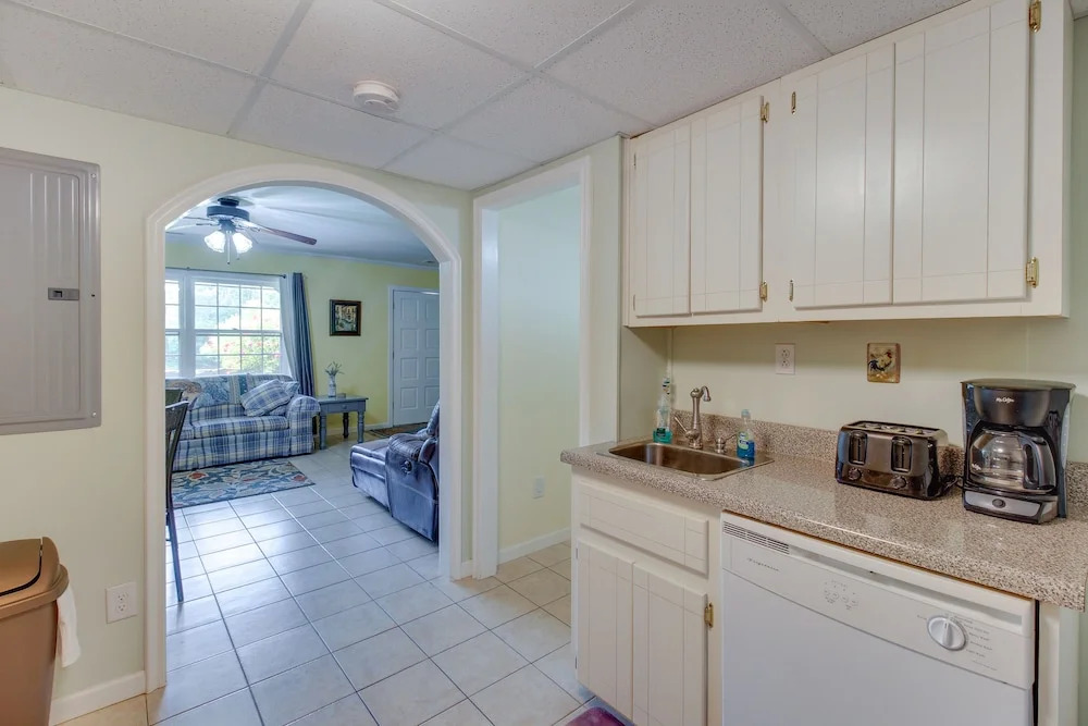 Kingston Home w/ Shared Pool - 23 Mi to Lakepoint!